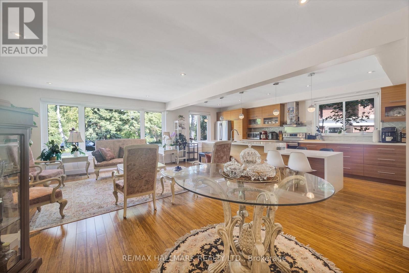 












19 TALWOOD DRIVE

,
Toronto (Banbury-Don Mills),




Ontario
M3B2P4

