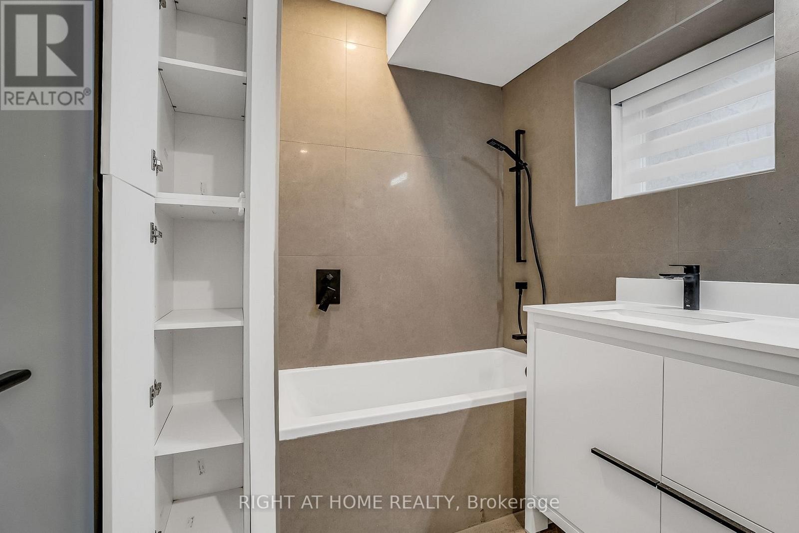 












1169 DAVENPORT ROAD

,
Toronto (Wychwood),




Ontario
M6H2G6

