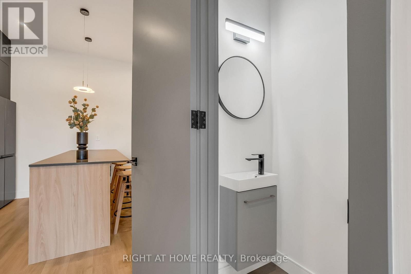 












1169 DAVENPORT ROAD

,
Toronto (Wychwood),




Ontario
M6H2G6

