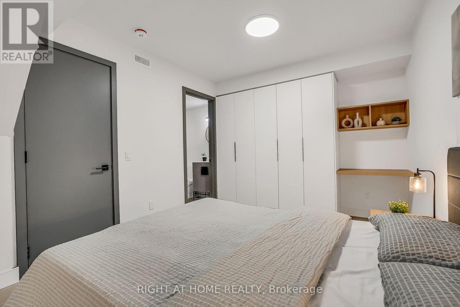 












1169 DAVENPORT ROAD

,
Toronto (Wychwood),




Ontario
M6H2G6

