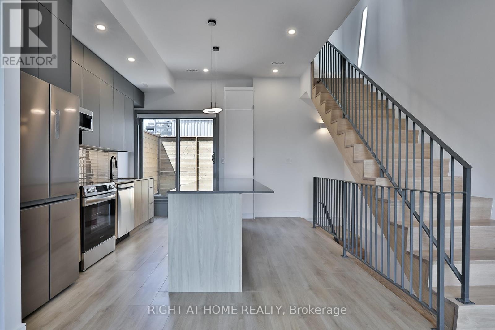 












1169 DAVENPORT ROAD

,
Toronto (Wychwood),




Ontario
M6H2G6

