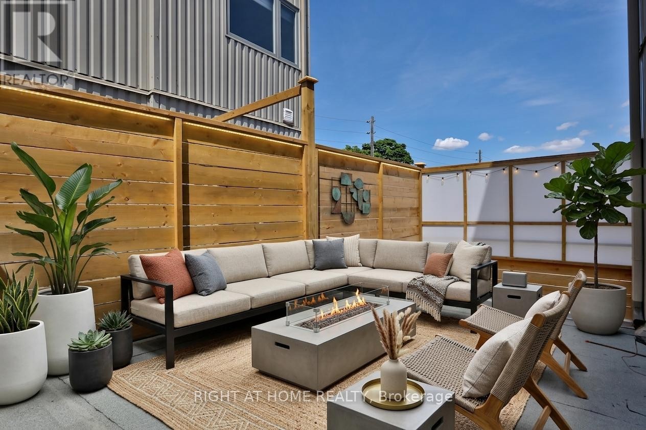 












1169 DAVENPORT ROAD

,
Toronto (Wychwood),




Ontario
M6H2G6

