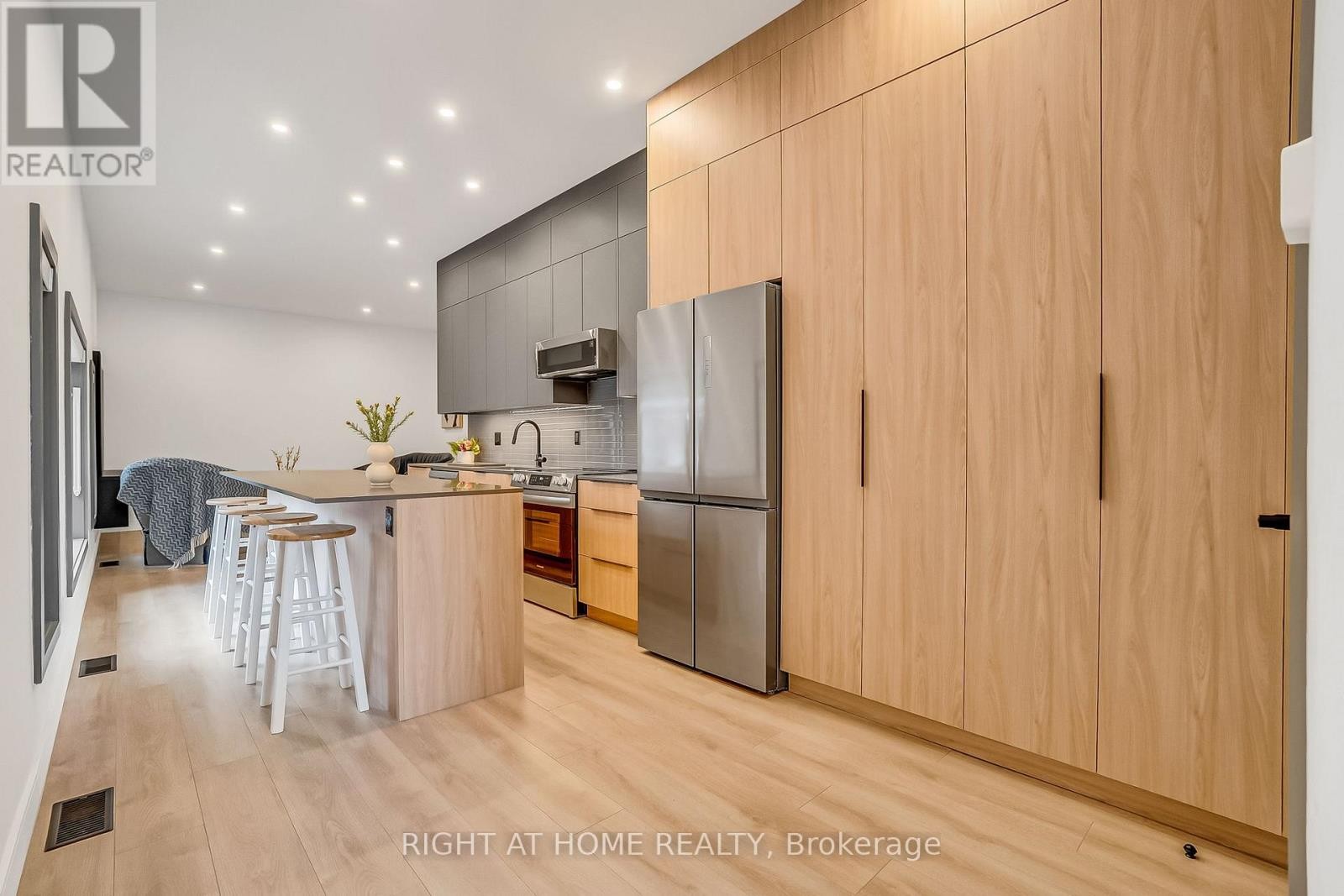 












1169 DAVENPORT ROAD

,
Toronto (Wychwood),




Ontario
M6H2G6

