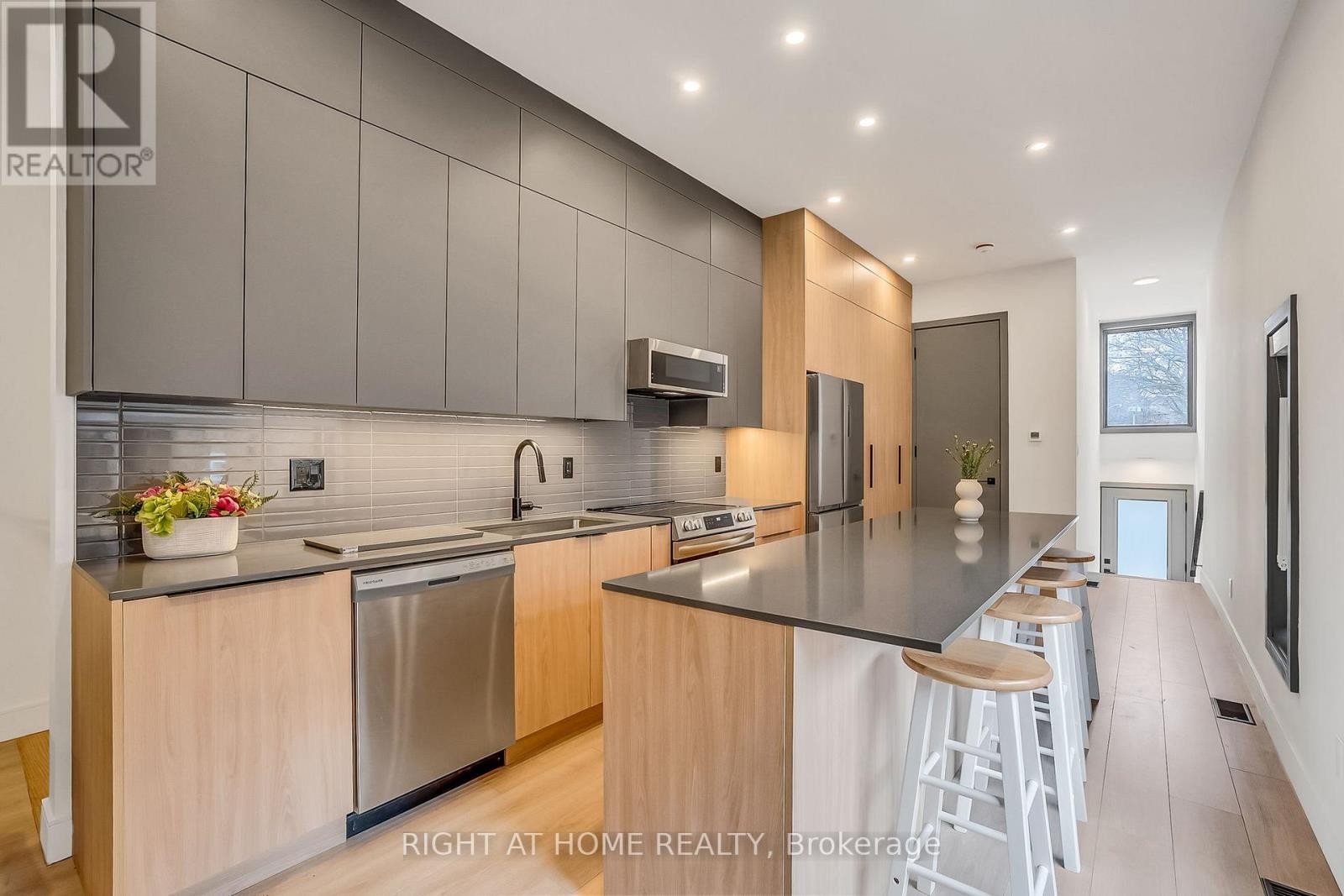 












1169 DAVENPORT ROAD

,
Toronto (Wychwood),




Ontario
M6H2G6

