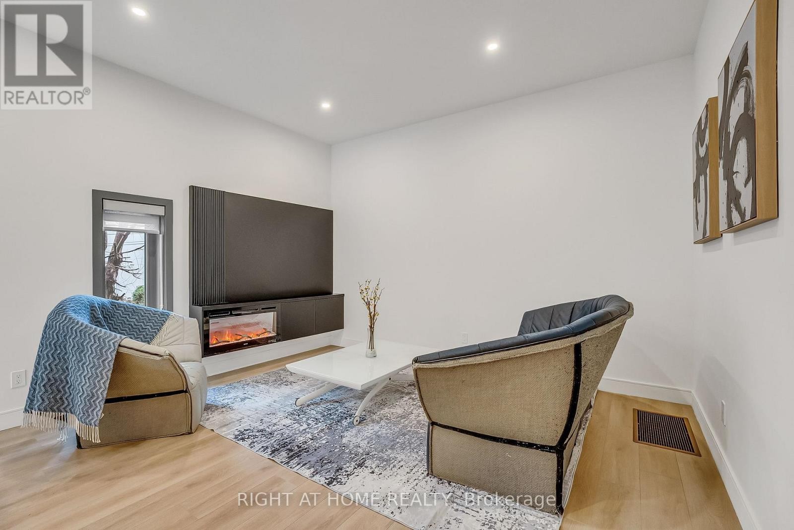 












1169 DAVENPORT ROAD

,
Toronto (Wychwood),




Ontario
M6H2G6

