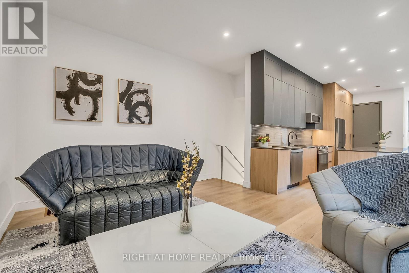 












1169 DAVENPORT ROAD

,
Toronto (Wychwood),




Ontario
M6H2G6

