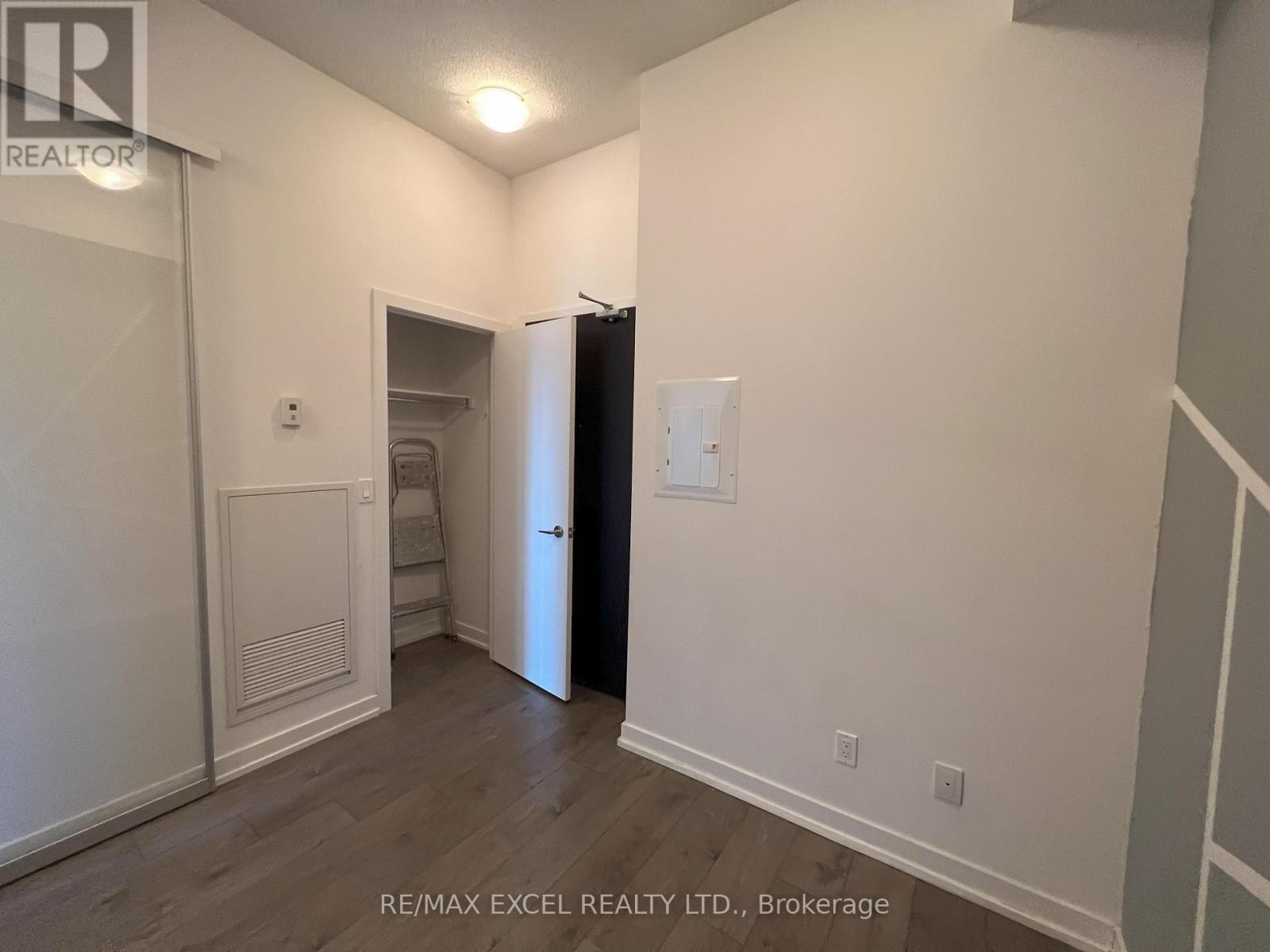 












503 - 297 COLLEGE STREET

,
Toronto (Kensington-Chinatown),




Ontario
M5T0C2

