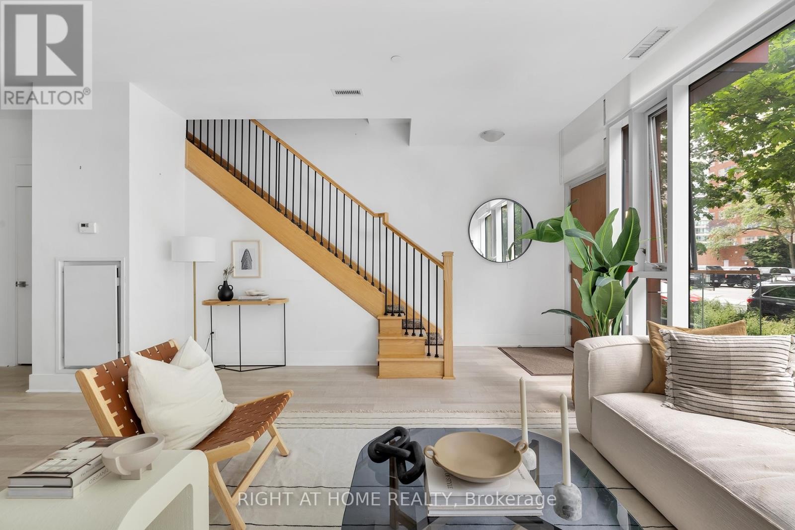 












TH 101 - 32 DAVENPORT ROAD

,
Toronto (Annex),




Ontario
M5R1H3


