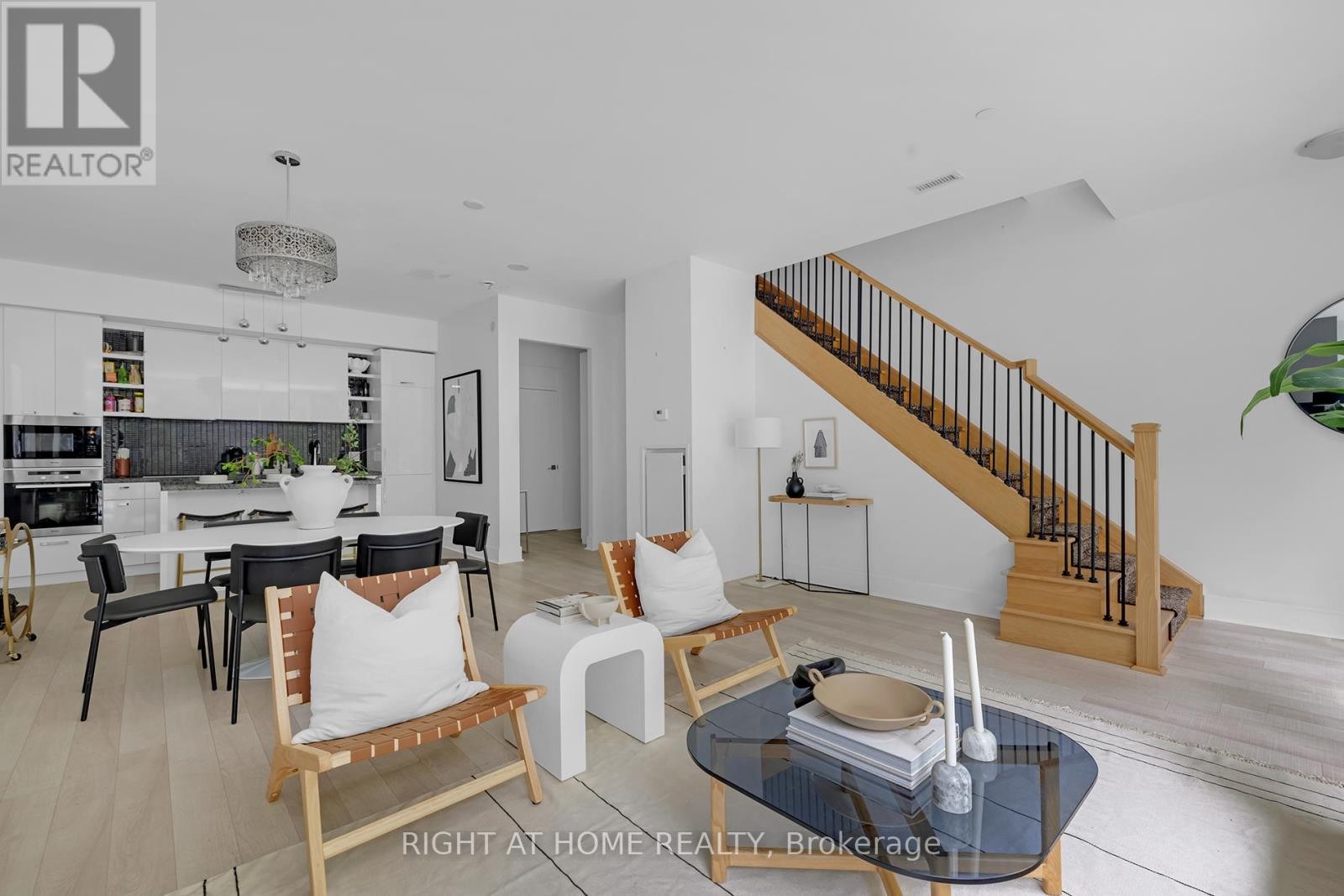 












TH 101 - 32 DAVENPORT ROAD

,
Toronto (Annex),




Ontario
M5R1H3


