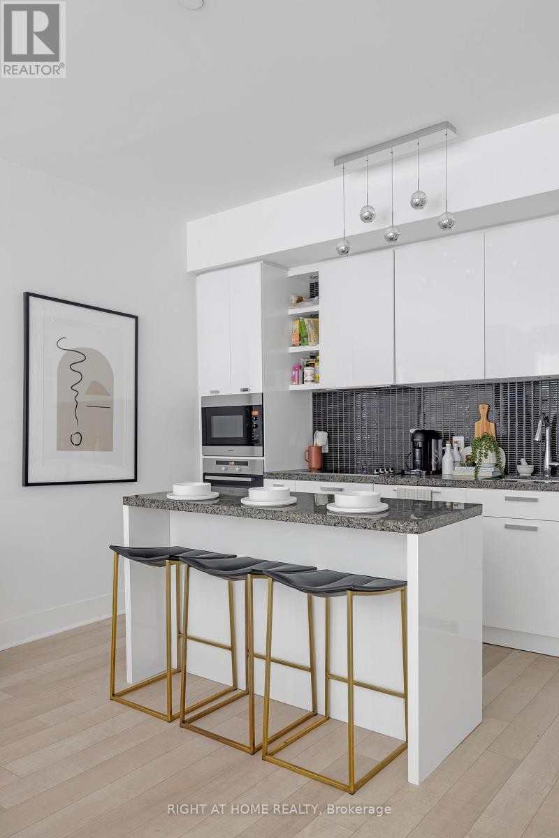 












TH 101 - 32 DAVENPORT ROAD

,
Toronto (Annex),




Ontario
M5R1H3

