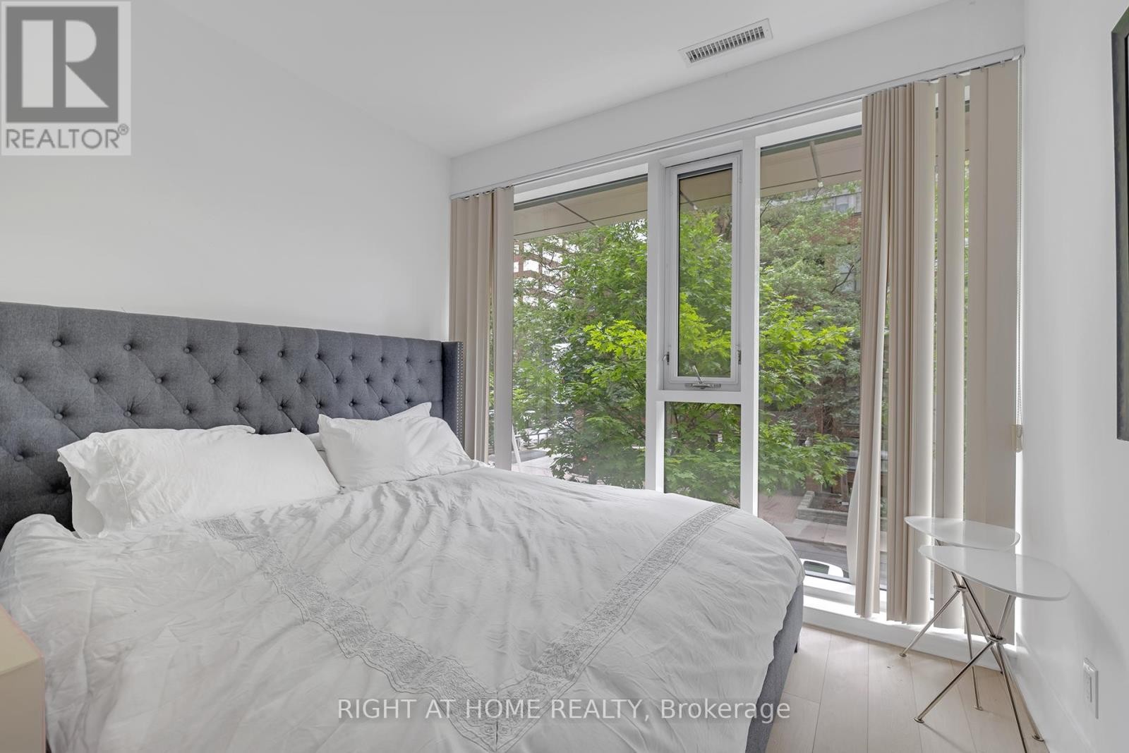 












TH 101 - 32 DAVENPORT ROAD

,
Toronto (Annex),




Ontario
M5R1H3

