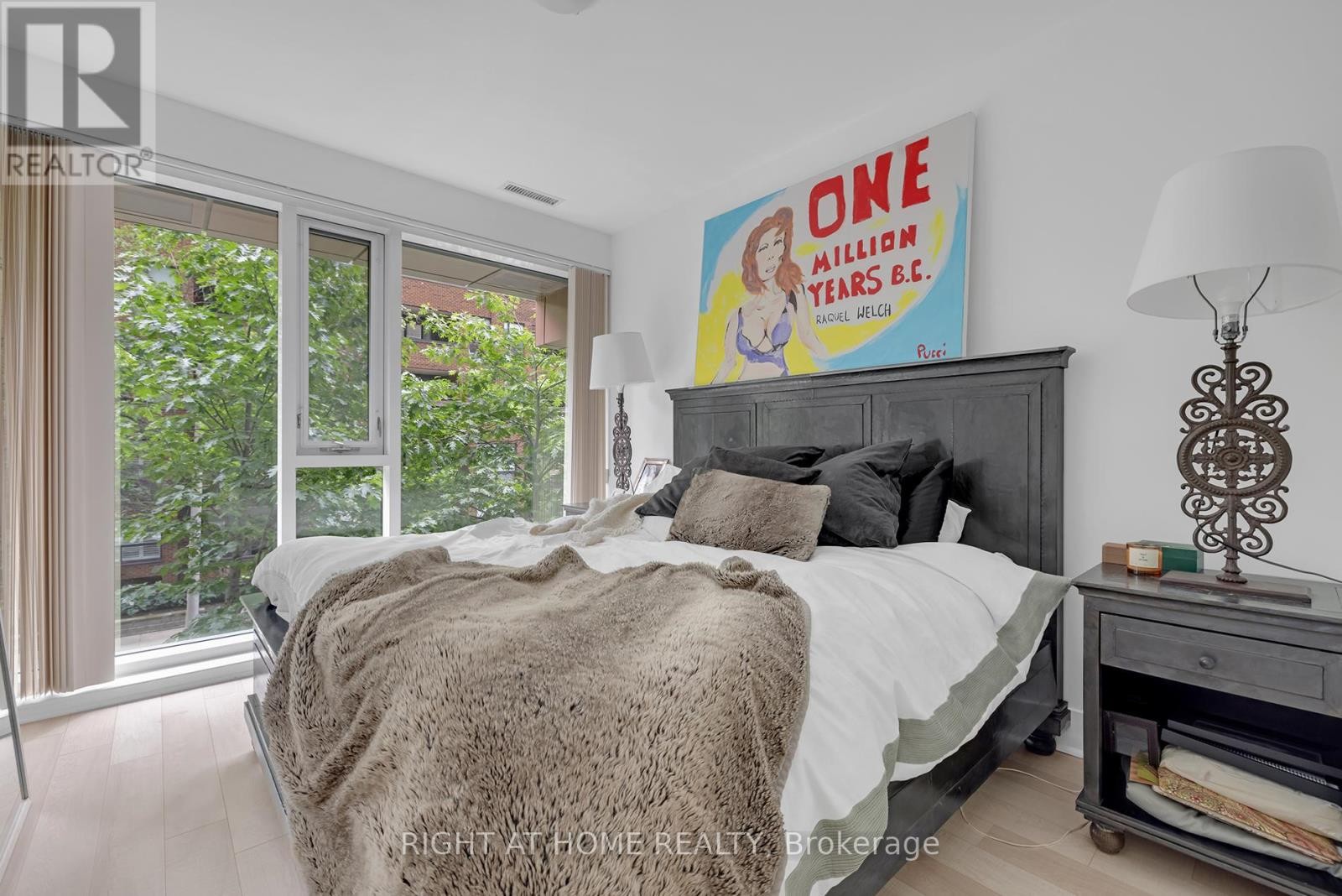 












TH 101 - 32 DAVENPORT ROAD

,
Toronto (Annex),




Ontario
M5R1H3

