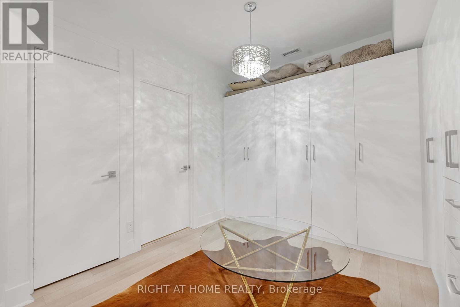 












TH 101 - 32 DAVENPORT ROAD

,
Toronto (Annex),




Ontario
M5R1H3

