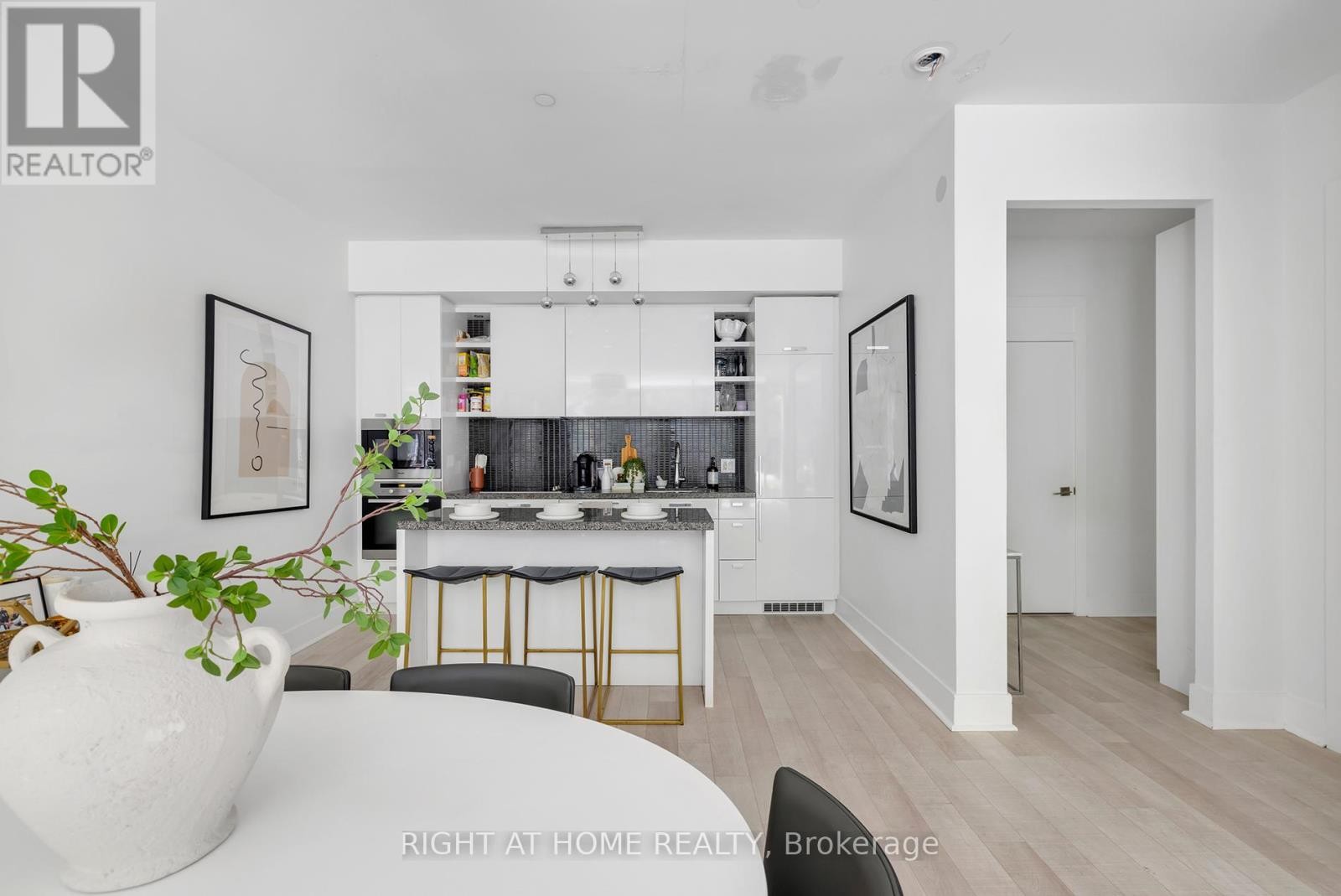 












TH 101 - 32 DAVENPORT ROAD

,
Toronto (Annex),




Ontario
M5R1H3

