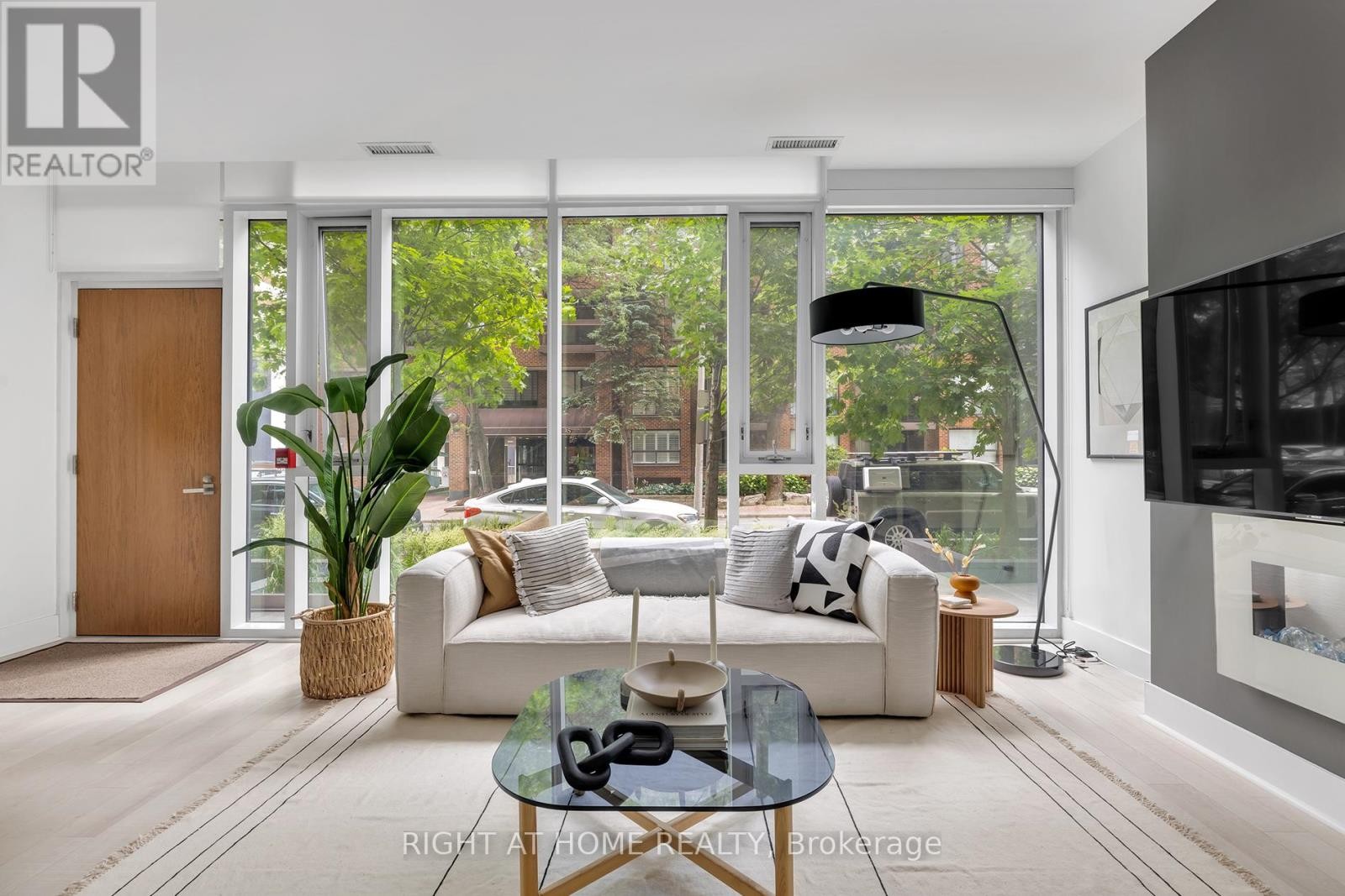 












TH 101 - 32 DAVENPORT ROAD

,
Toronto (Annex),




Ontario
M5R1H3

