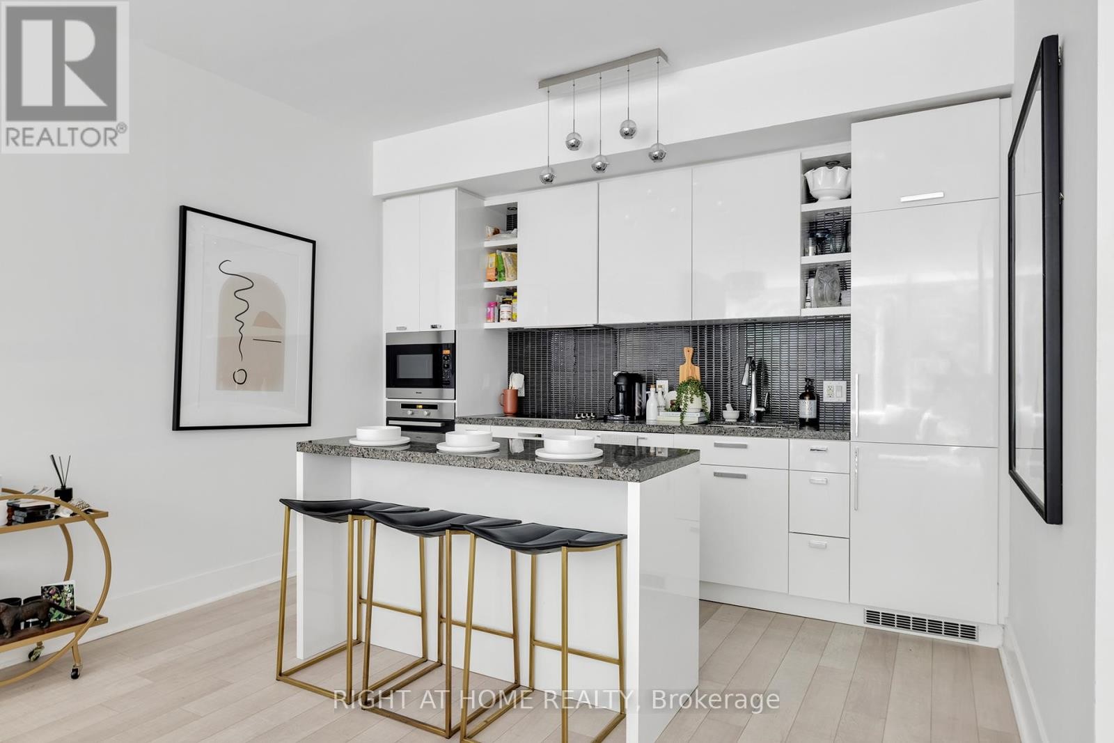 












TH 101 - 32 DAVENPORT ROAD

,
Toronto (Annex),




Ontario
M5R1H3

