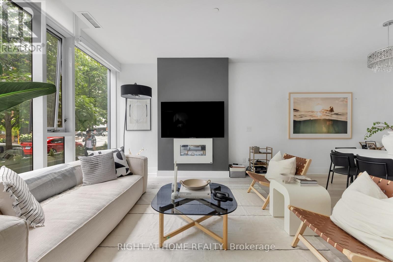 












TH 101 - 32 DAVENPORT ROAD

,
Toronto (Annex),




Ontario
M5R1H3

