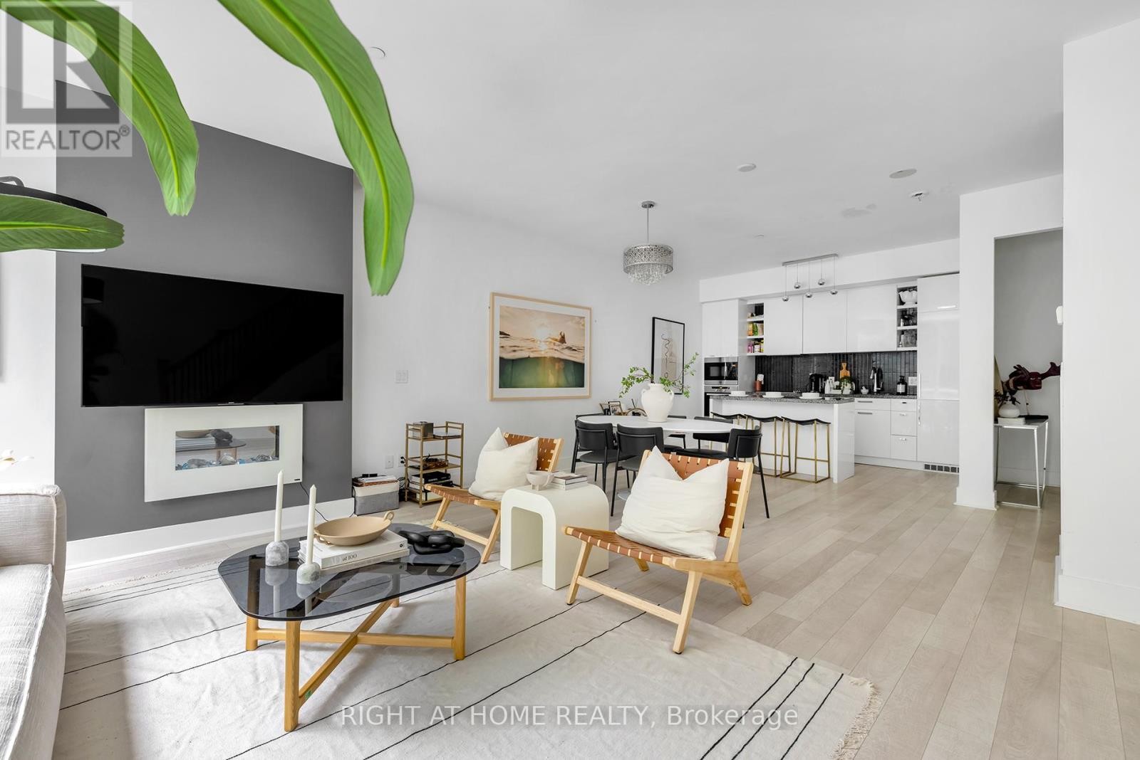 












TH 101 - 32 DAVENPORT ROAD

,
Toronto (Annex),




Ontario
M5R1H3

