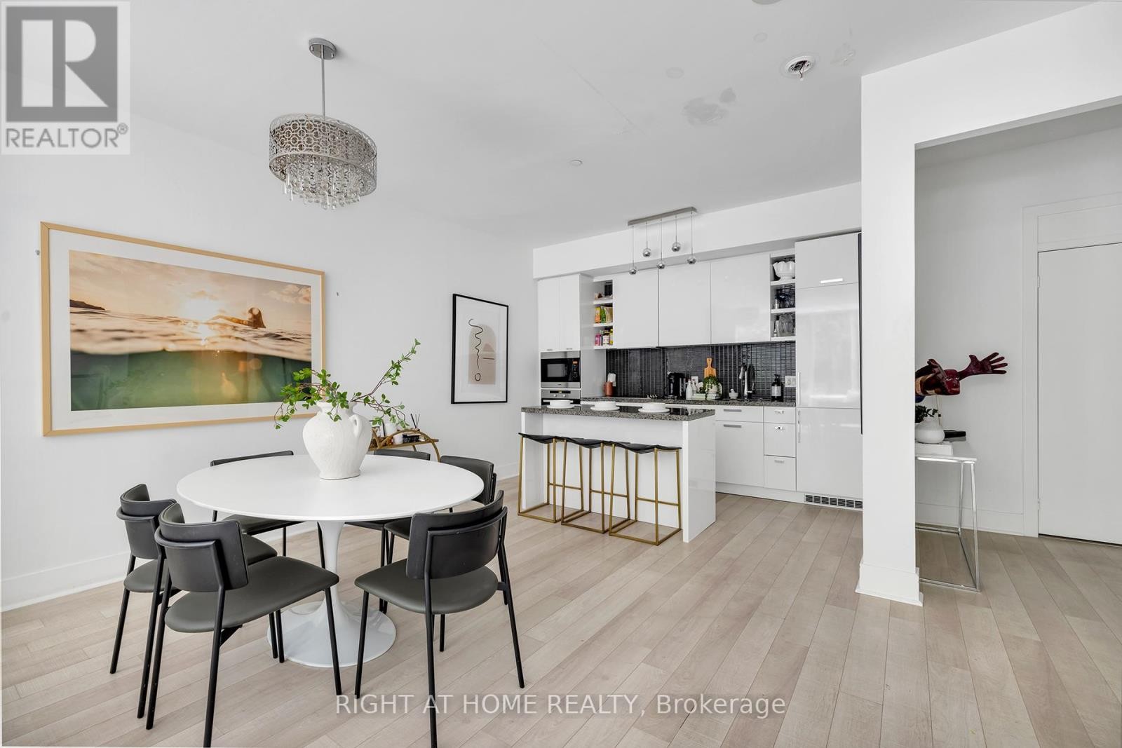 












TH 101 - 32 DAVENPORT ROAD

,
Toronto (Annex),




Ontario
M5R1H3

