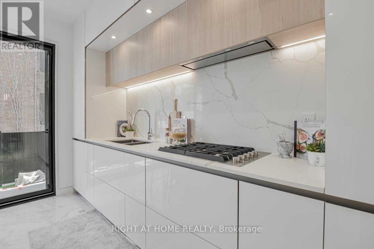 












675 HURON STREET

,
Toronto (Annex),




Ontario
M5R2R8


