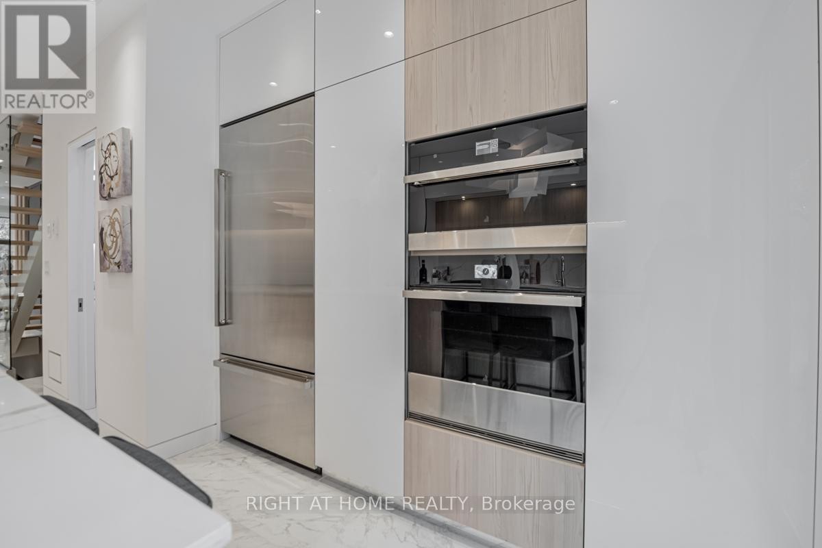 












675 HURON STREET

,
Toronto (Annex),




Ontario
M5R2R8

