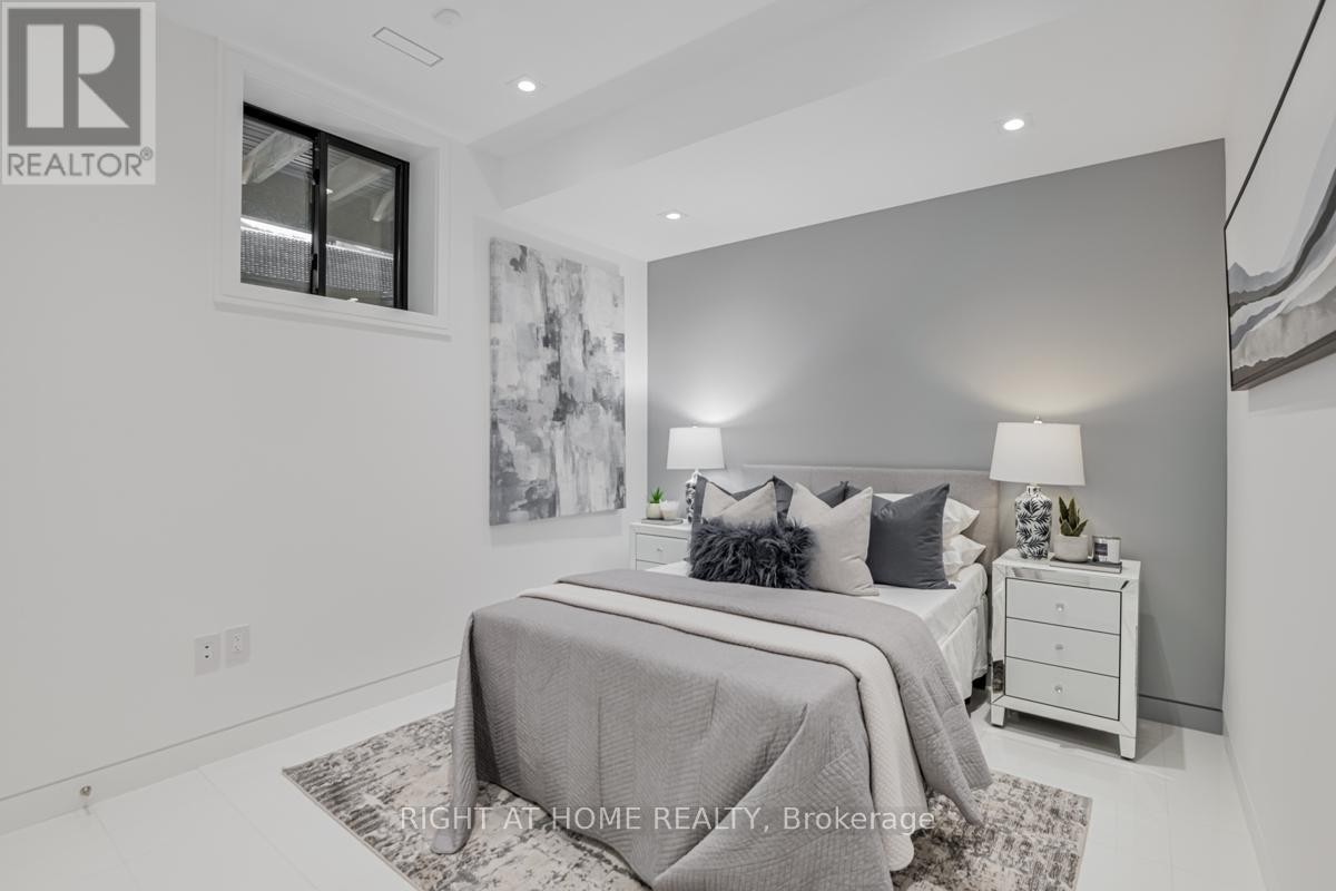 












675 HURON STREET

,
Toronto (Annex),




Ontario
M5R2R8

