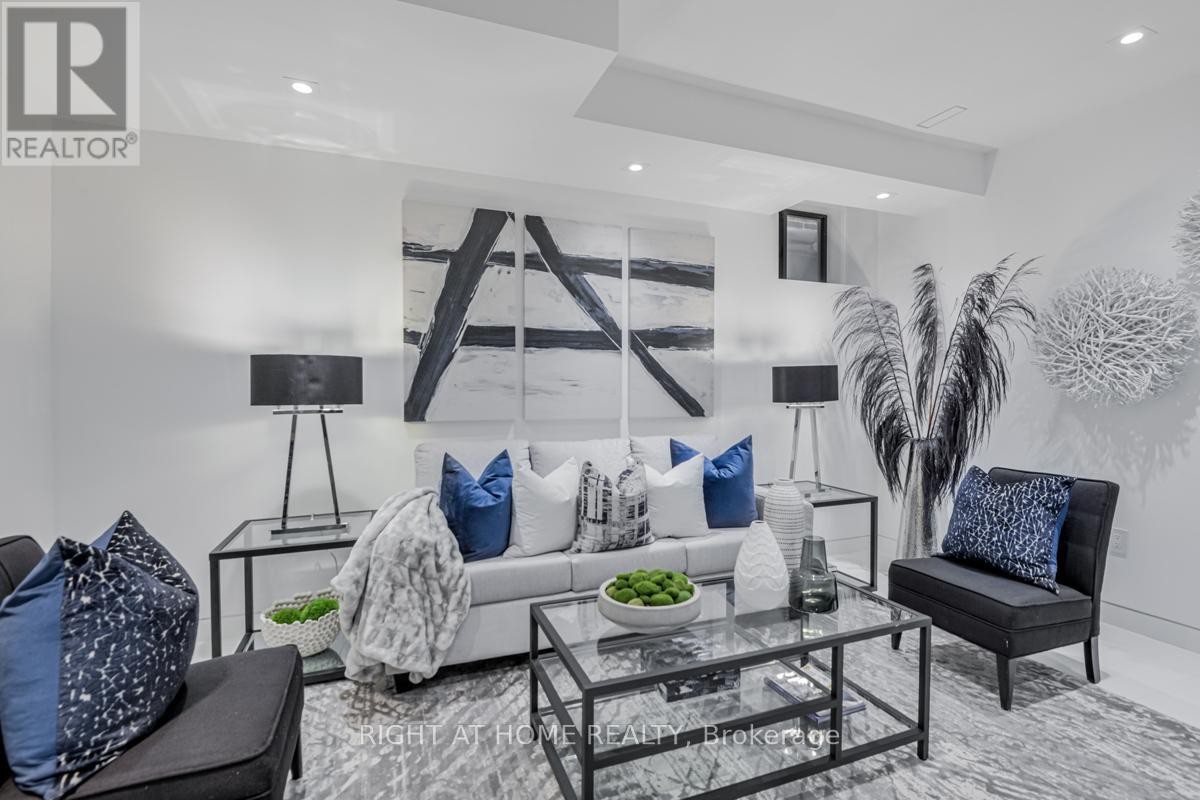 












675 HURON STREET

,
Toronto (Annex),




Ontario
M5R2R8

