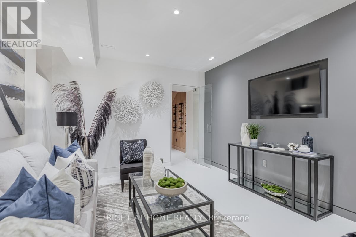 












675 HURON STREET

,
Toronto (Annex),




Ontario
M5R2R8

