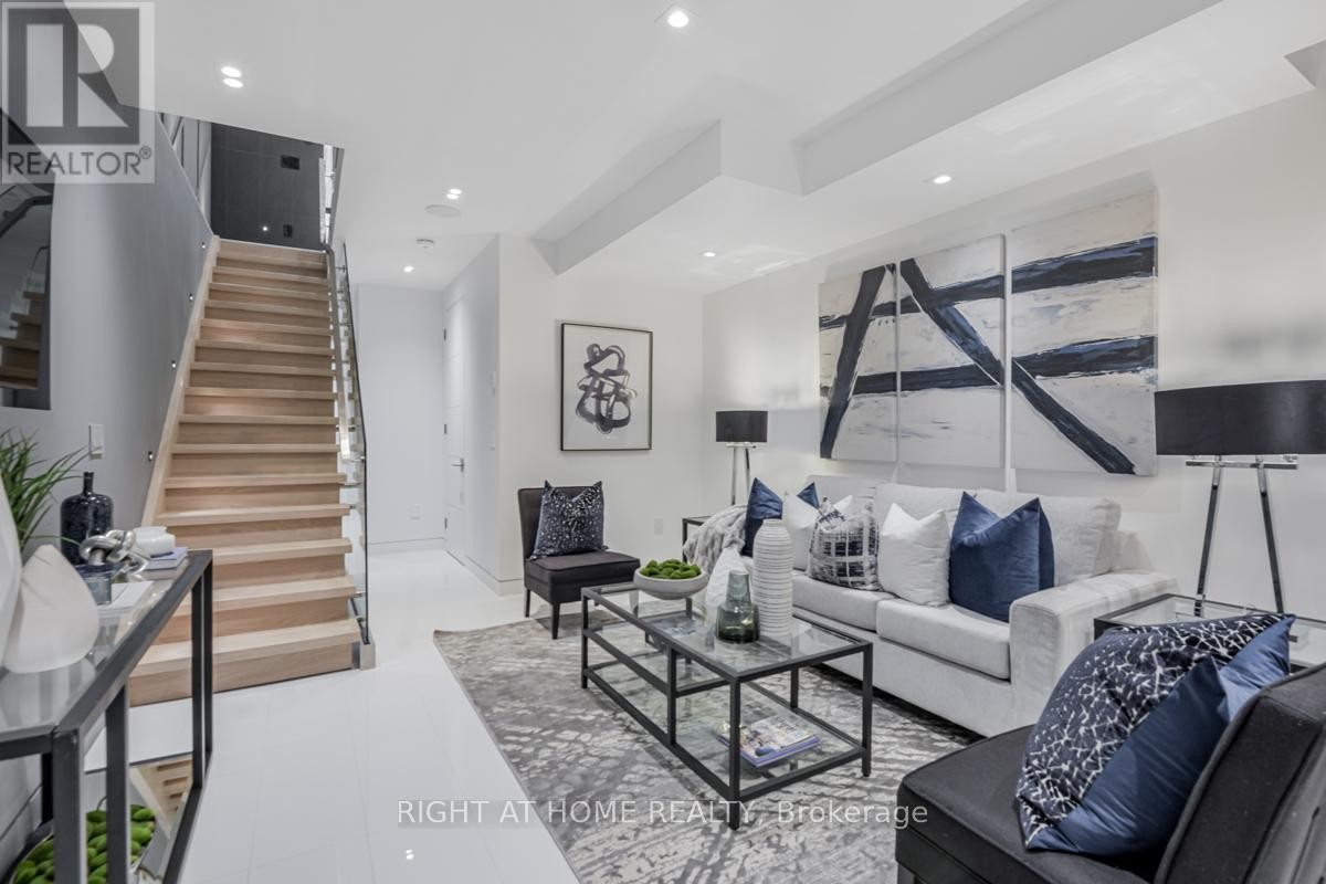 












675 HURON STREET

,
Toronto (Annex),




Ontario
M5R2R8

