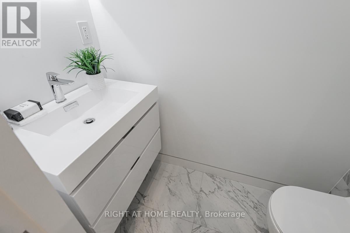 












675 HURON STREET

,
Toronto (Annex),




Ontario
M5R2R8

