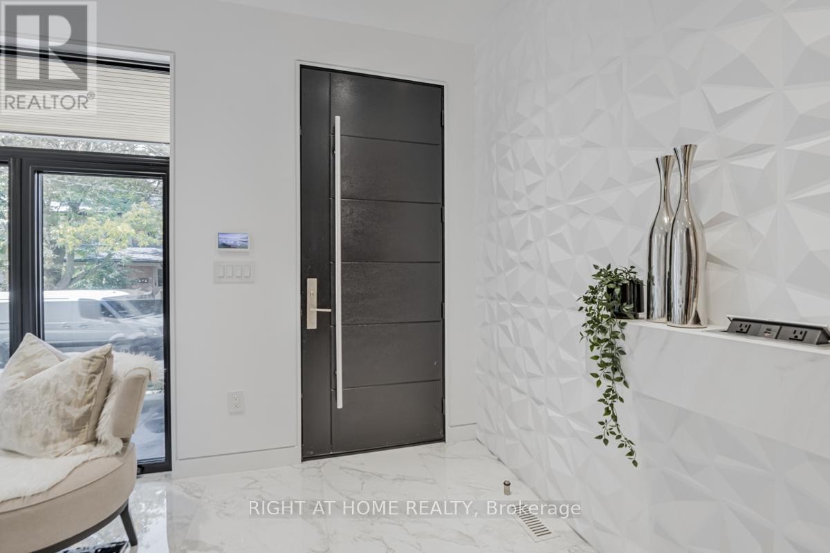 












675 HURON STREET

,
Toronto (Annex),




Ontario
M5R2R8

