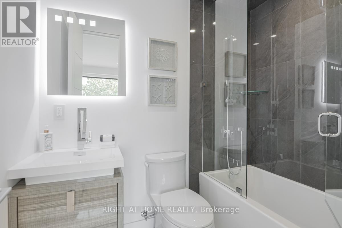 












675 HURON STREET

,
Toronto (Annex),




Ontario
M5R2R8

