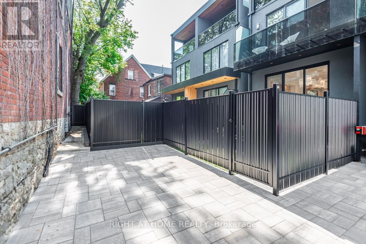 












675 HURON STREET

,
Toronto (Annex),




Ontario
M5R2R8

