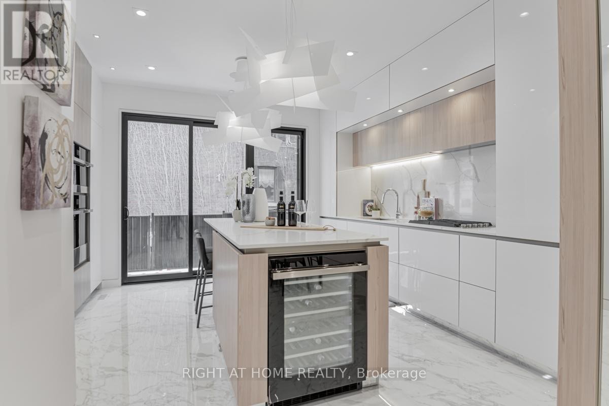 












675 HURON STREET

,
Toronto (Annex),




Ontario
M5R2R8

