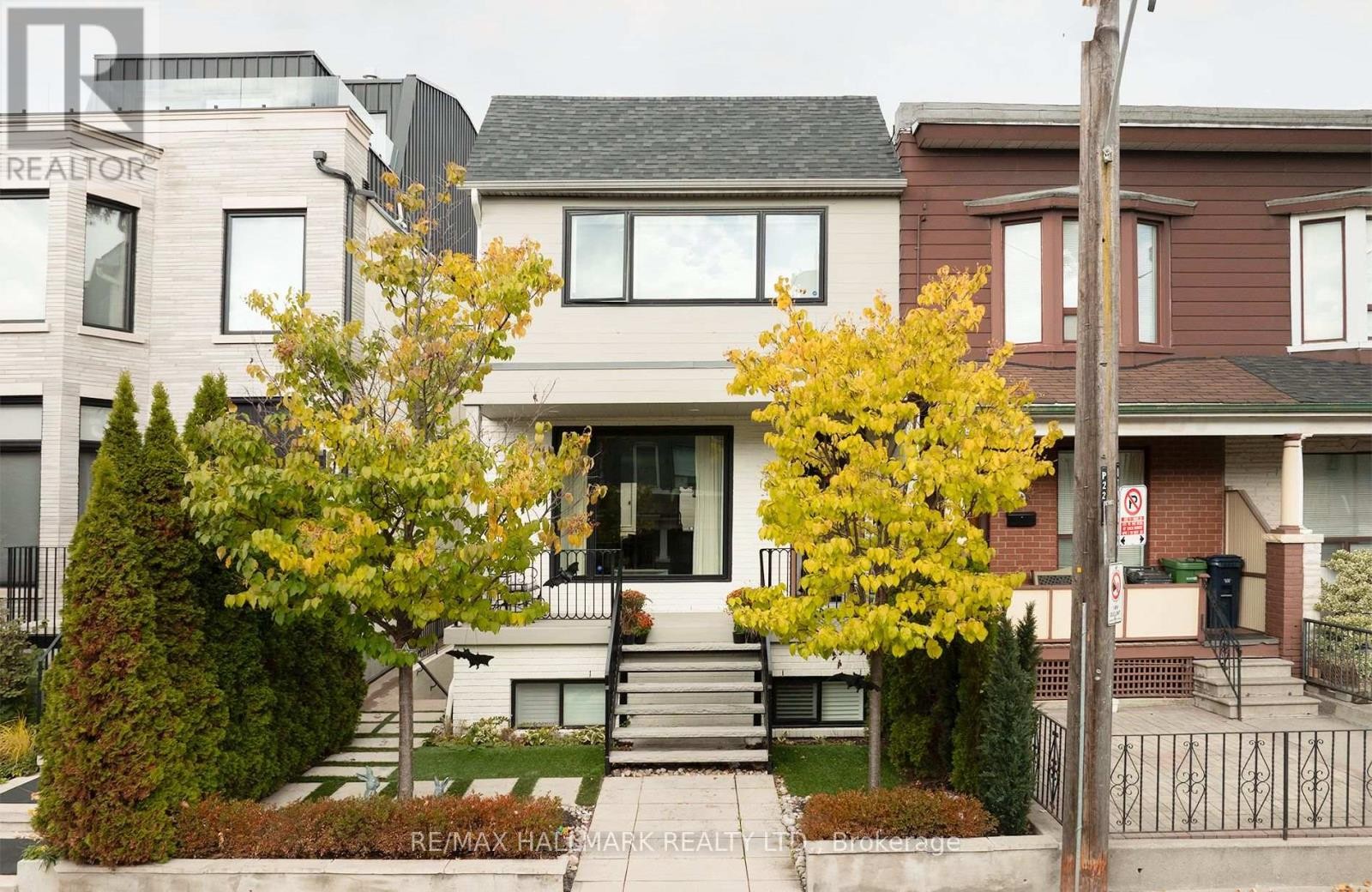 












18 FOXLEY STREET

,
Toronto (Trinity-Bellwoods),




Ontario
M6J1R1

