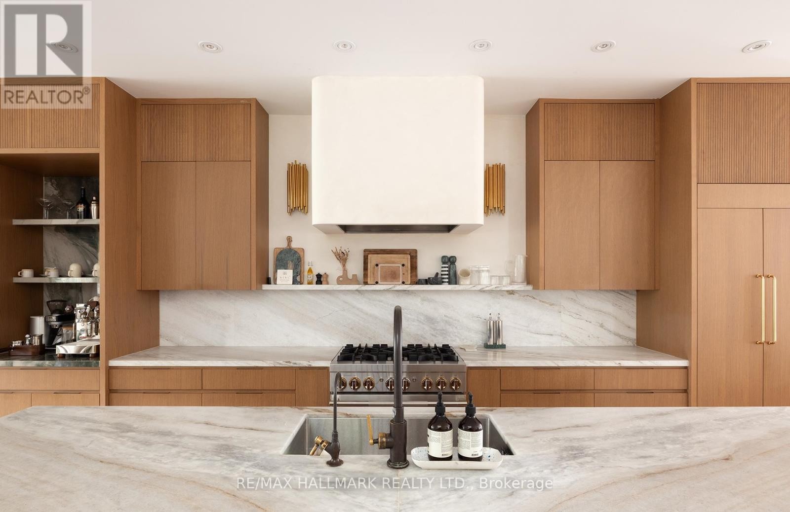 












18 FOXLEY STREET

,
Toronto (Trinity-Bellwoods),




Ontario
M6J1R1

