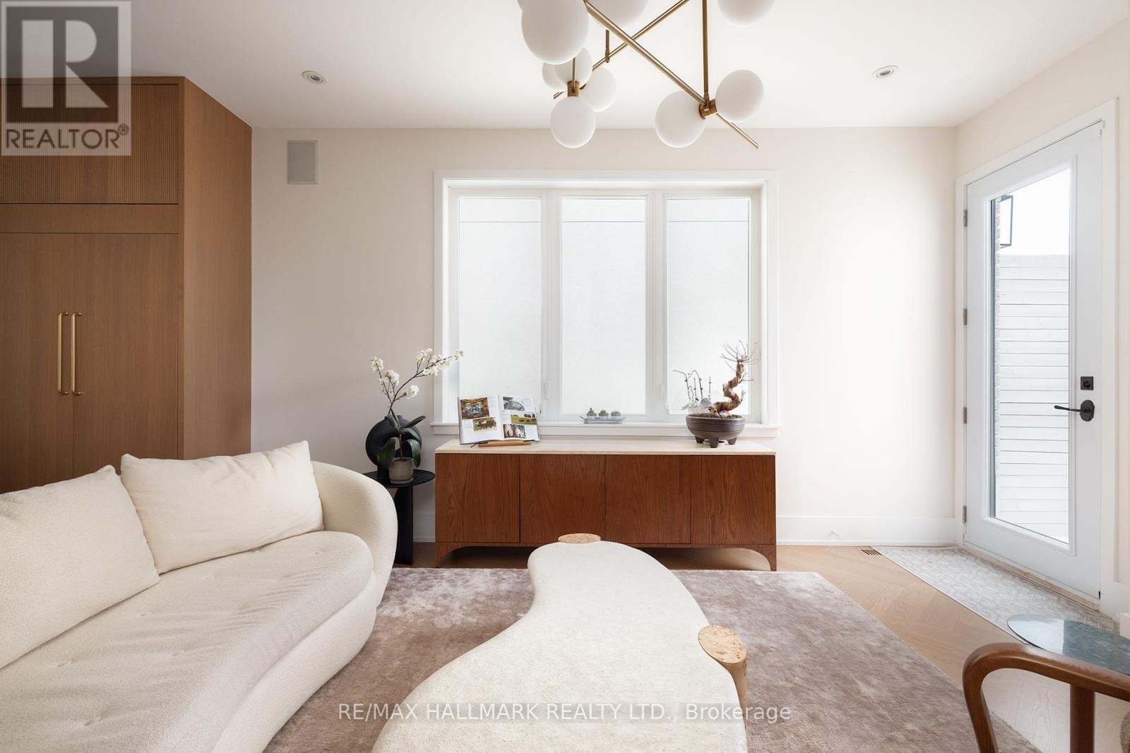 












18 FOXLEY STREET

,
Toronto (Trinity-Bellwoods),




Ontario
M6J1R1

