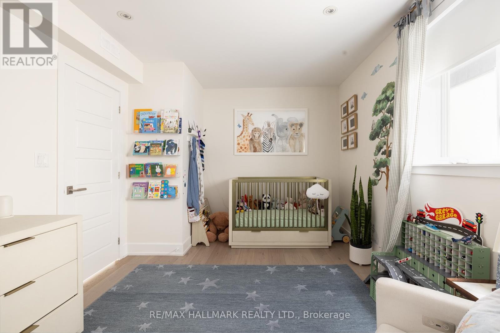 












18 FOXLEY STREET

,
Toronto (Trinity-Bellwoods),




Ontario
M6J1R1

