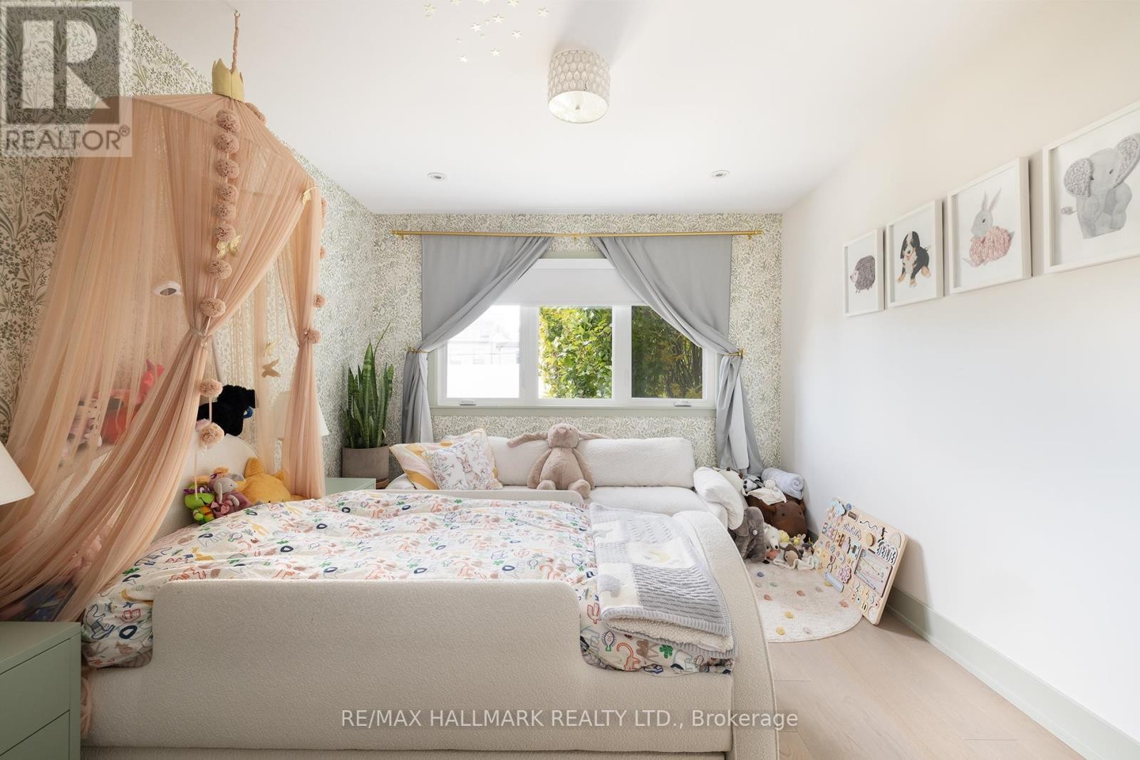 












18 FOXLEY STREET

,
Toronto (Trinity-Bellwoods),




Ontario
M6J1R1

