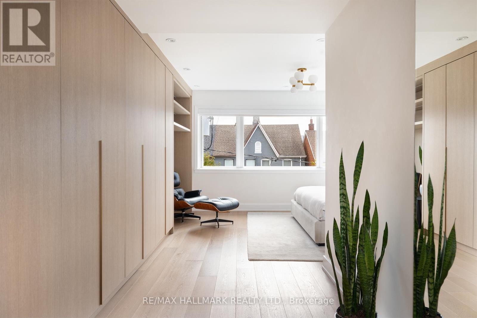












18 FOXLEY STREET

,
Toronto (Trinity-Bellwoods),




Ontario
M6J1R1

