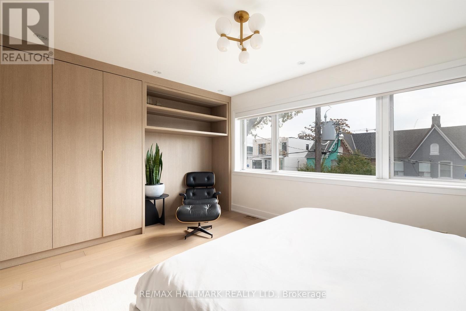 












18 FOXLEY STREET

,
Toronto (Trinity-Bellwoods),




Ontario
M6J1R1

