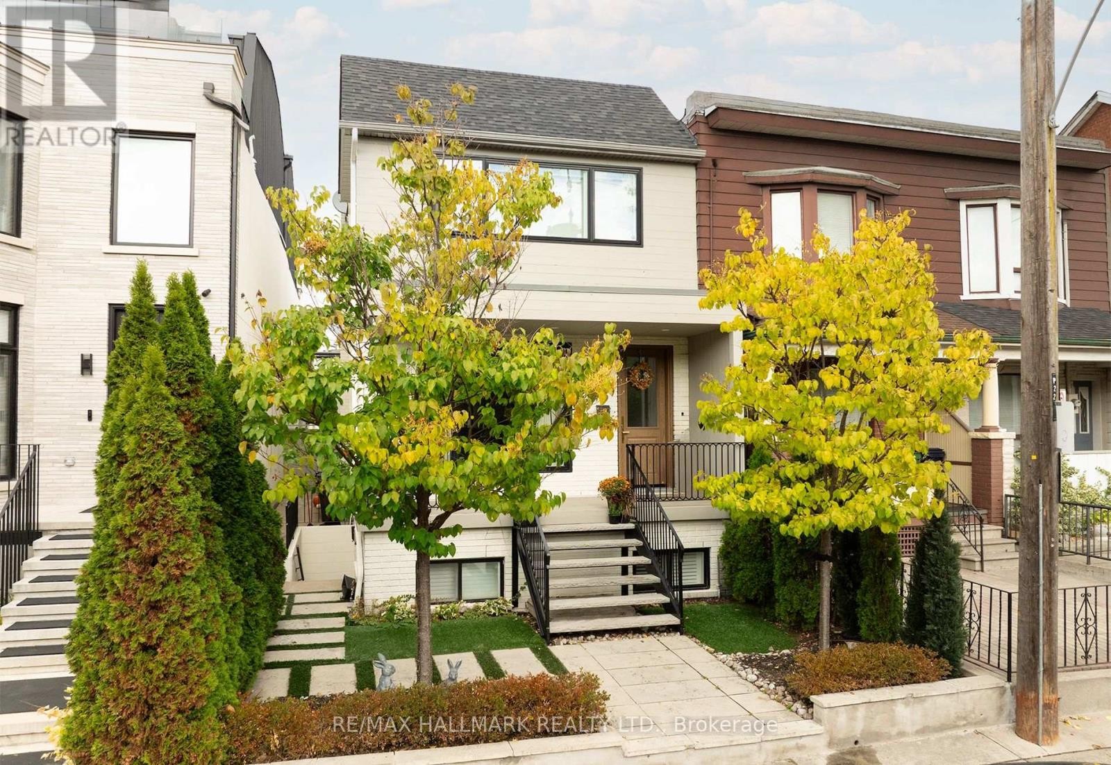 












18 FOXLEY STREET

,
Toronto (Trinity-Bellwoods),




Ontario
M6J1R1

