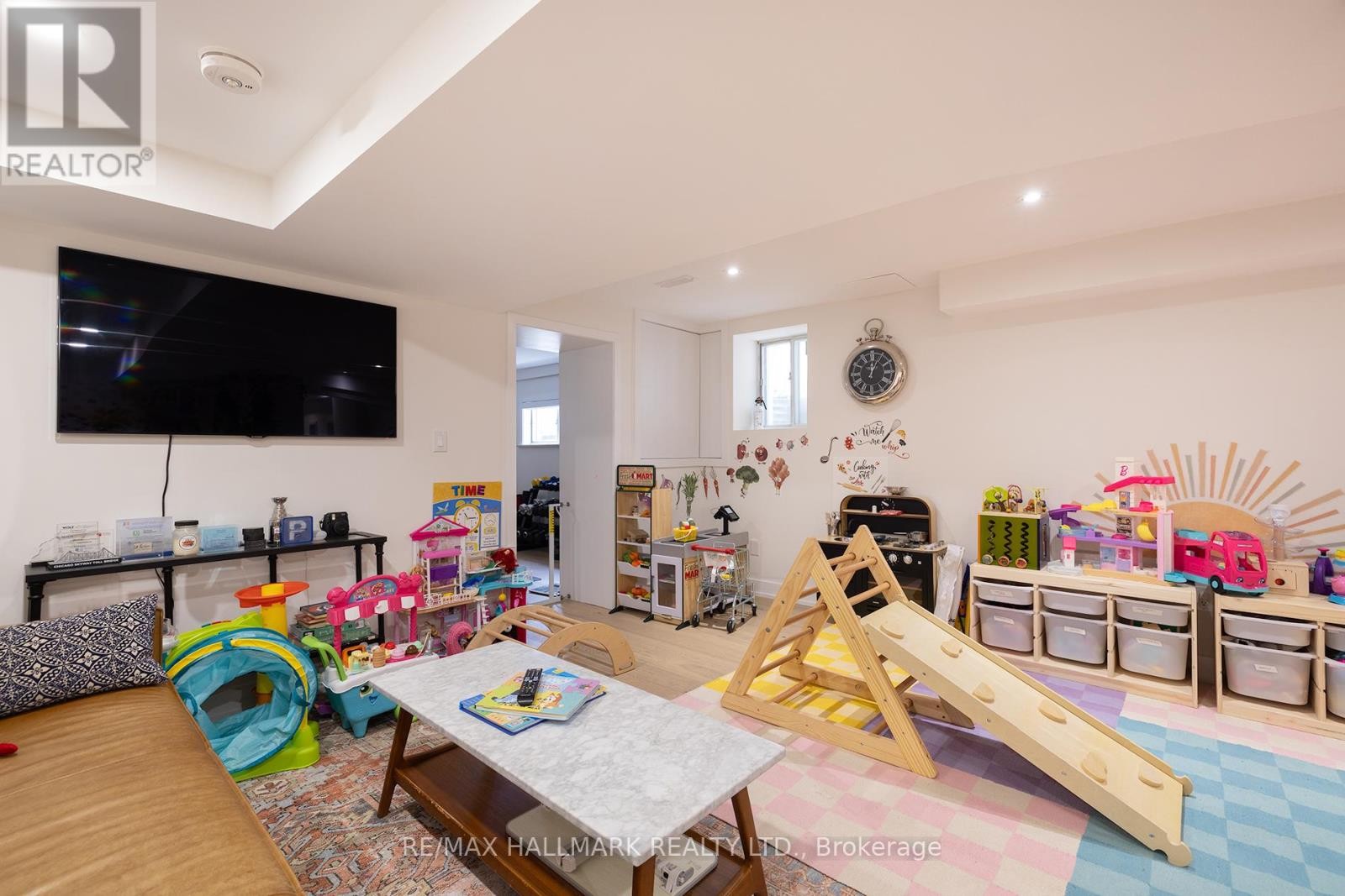 












18 FOXLEY STREET

,
Toronto (Trinity-Bellwoods),




Ontario
M6J1R1


