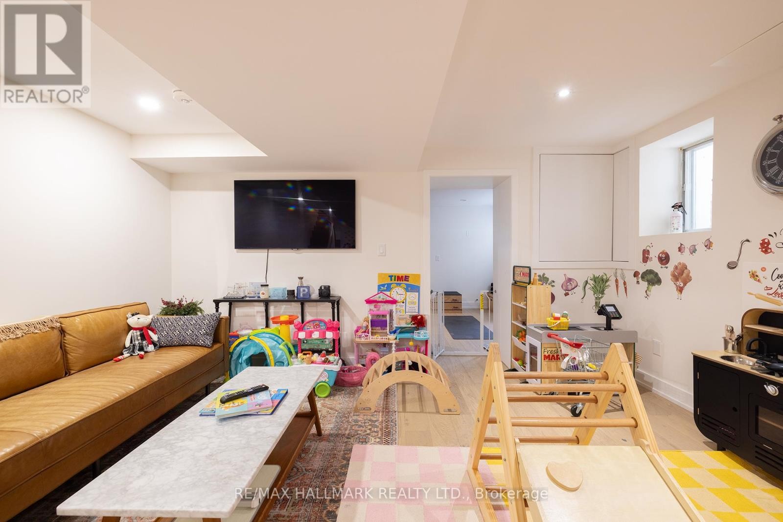 












18 FOXLEY STREET

,
Toronto (Trinity-Bellwoods),




Ontario
M6J1R1

