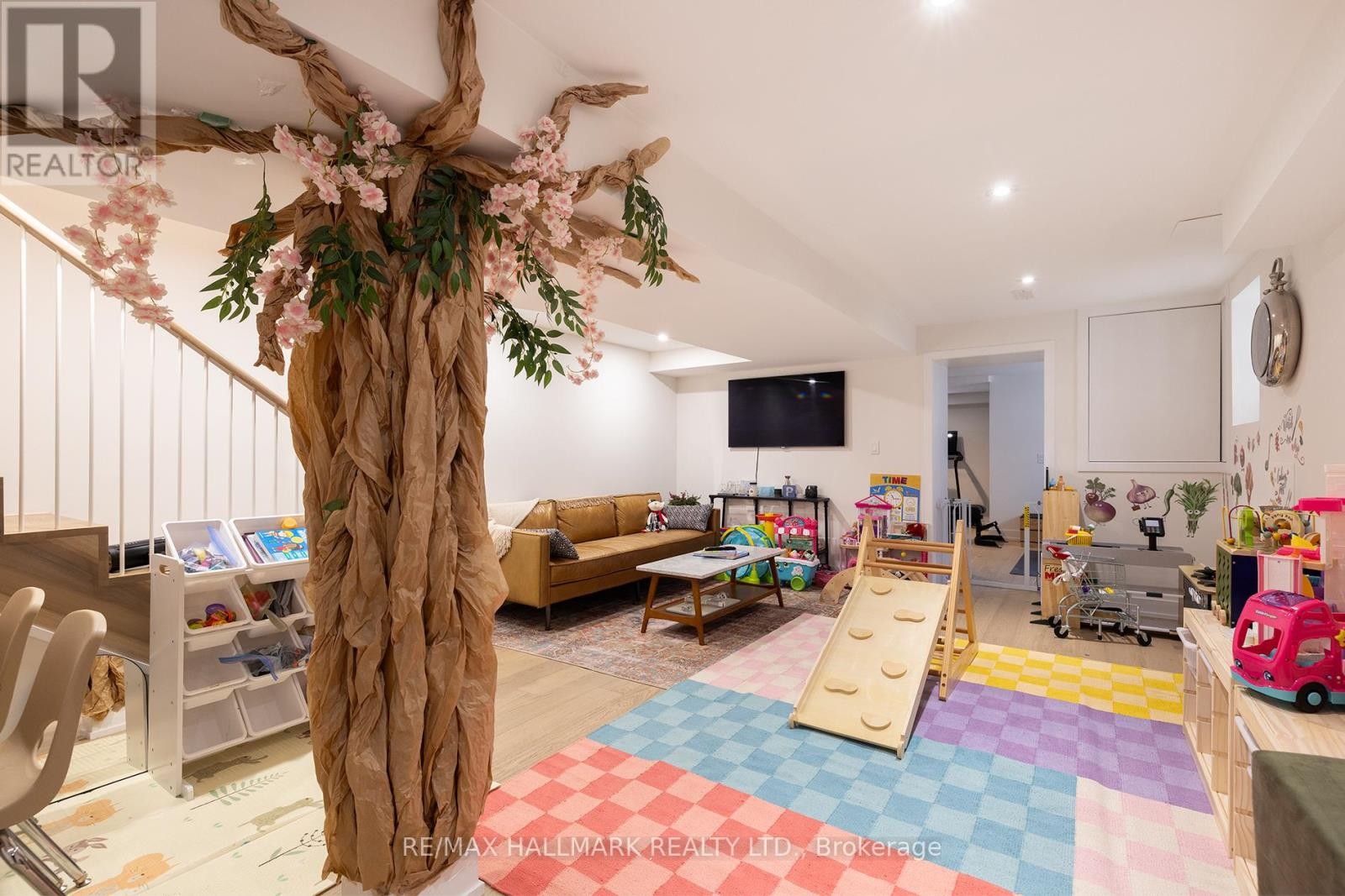 












18 FOXLEY STREET

,
Toronto (Trinity-Bellwoods),




Ontario
M6J1R1

