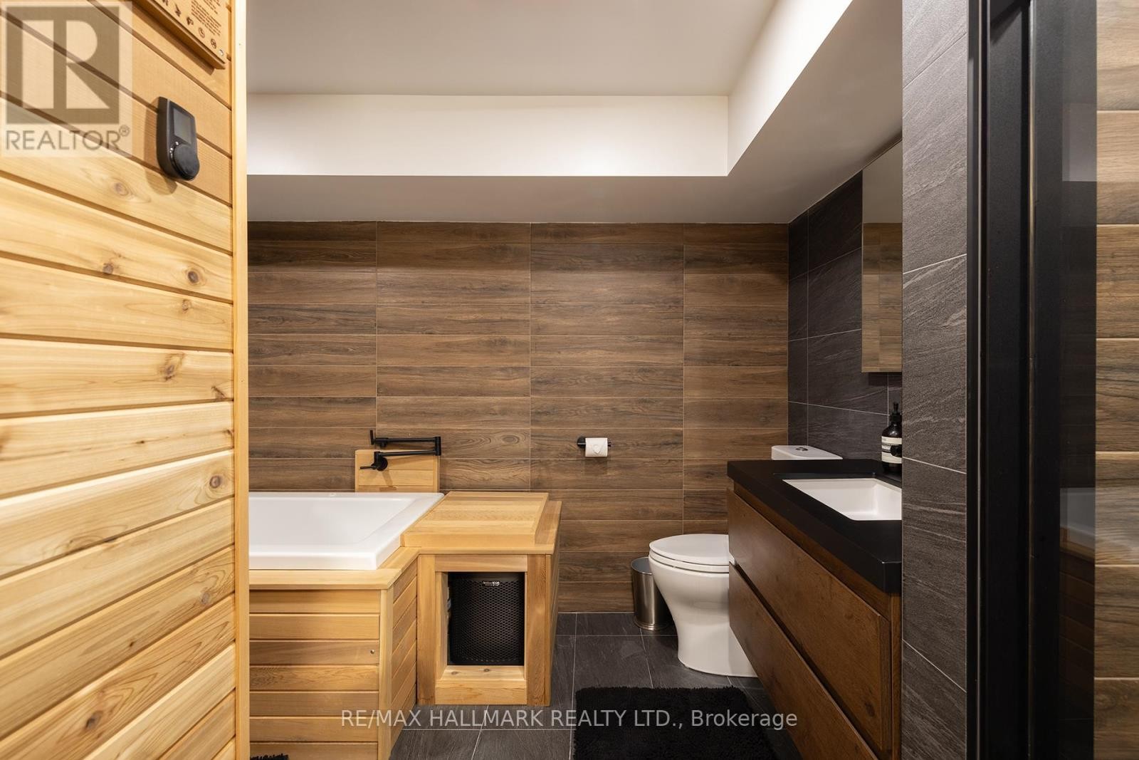 












18 FOXLEY STREET

,
Toronto (Trinity-Bellwoods),




Ontario
M6J1R1

