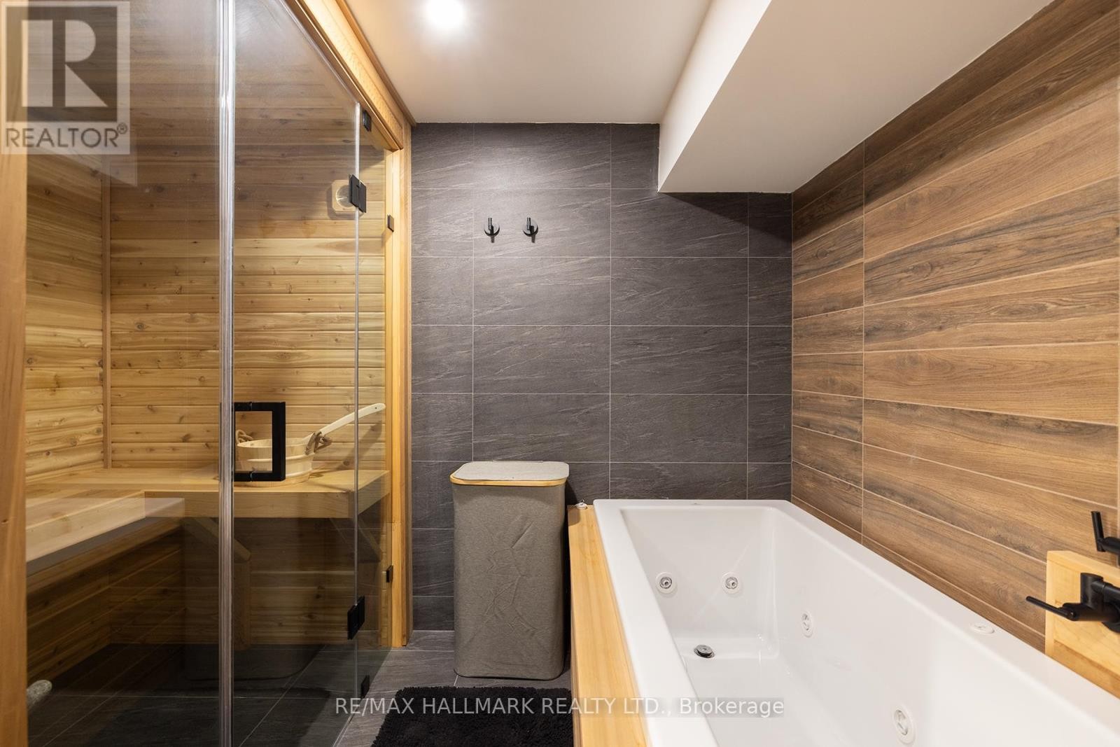 












18 FOXLEY STREET

,
Toronto (Trinity-Bellwoods),




Ontario
M6J1R1

