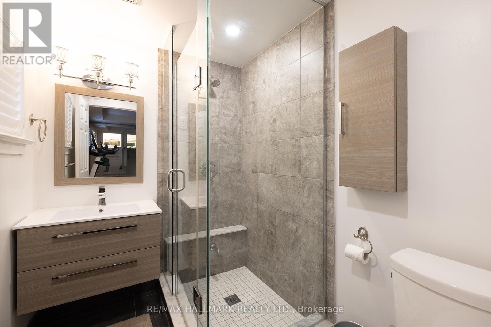 












18 FOXLEY STREET

,
Toronto (Trinity-Bellwoods),




Ontario
M6J1R1

