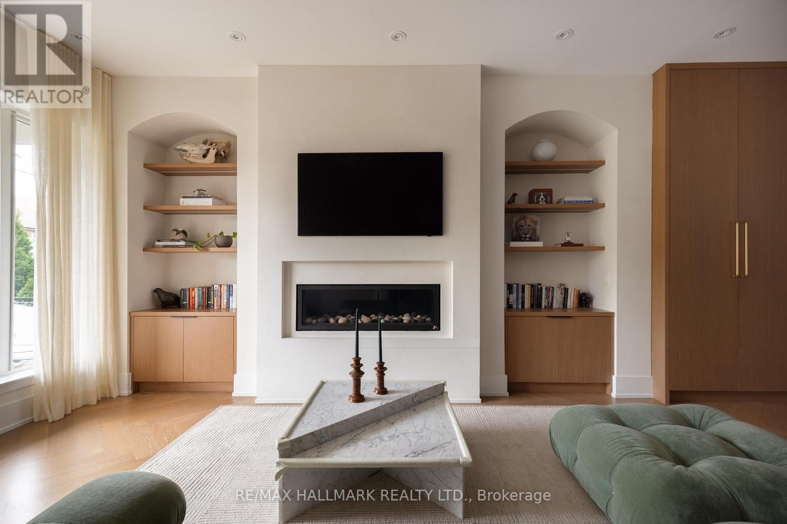 












18 FOXLEY STREET

,
Toronto (Trinity-Bellwoods),




Ontario
M6J1R1

