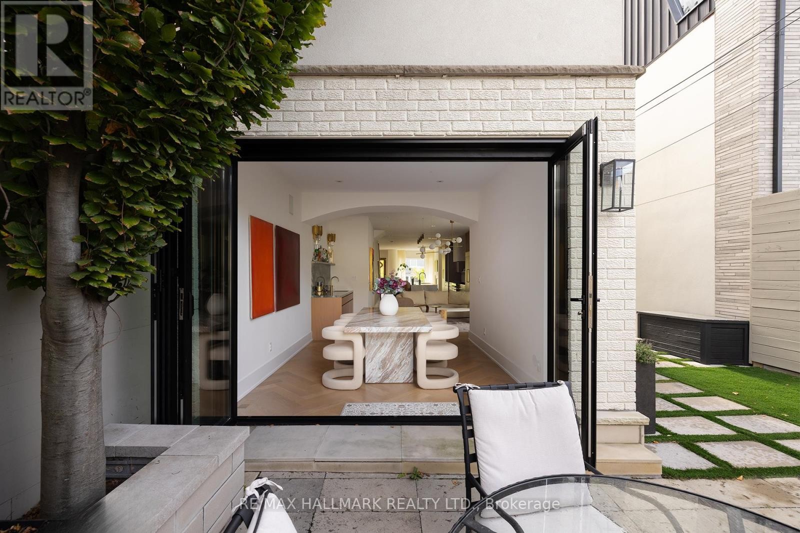 












18 FOXLEY STREET

,
Toronto (Trinity-Bellwoods),




Ontario
M6J1R1

